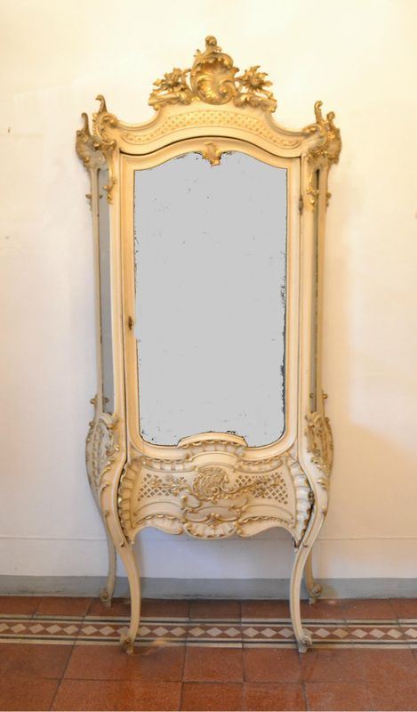  Vetrina, inizi sec. XX, in legno laccato bianco-oro e sagomato, cm 94x45x202 