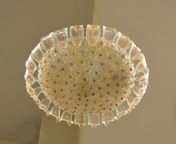  Coppia di lumiere, Venezia, sec. XX, in vetro di murano circolare con fiori a rilievo e foglie a calata, diam. cm 65 ( 2 ) 
