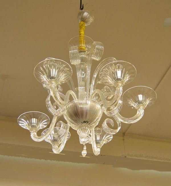  Lampadario, sec. XX, in vetro di murano a sei bracci, decorato con steli ricurvi, alt. cm 115                                                        