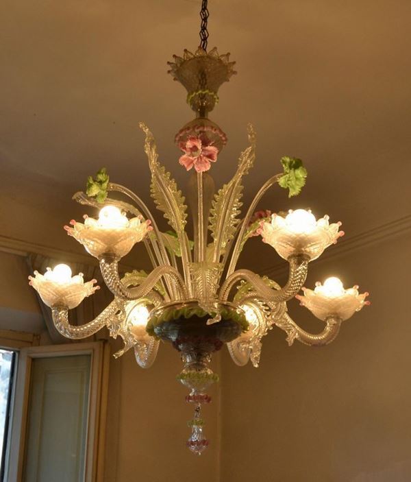  Lampadario, sec. XX, in vetro di murano a sei luci, con foglie colorate, cm 85x110 