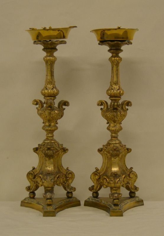  Coppia di candelieri, sec. XVIII, in legno intagliato e dorato, base in metallo, alt. cm 60 ( 2 )                                                            