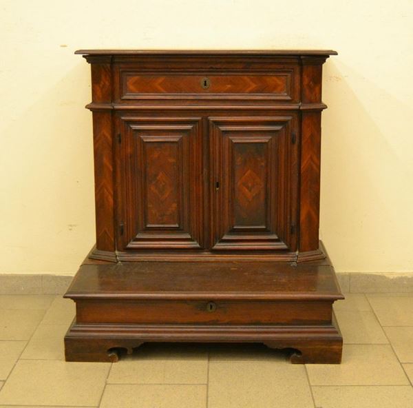  Inginocchiatoio, Italia centrale, sec. XVIII, in noce, a due sportelli, un cassetto e piano da alzarsi, cm 87x62x94 