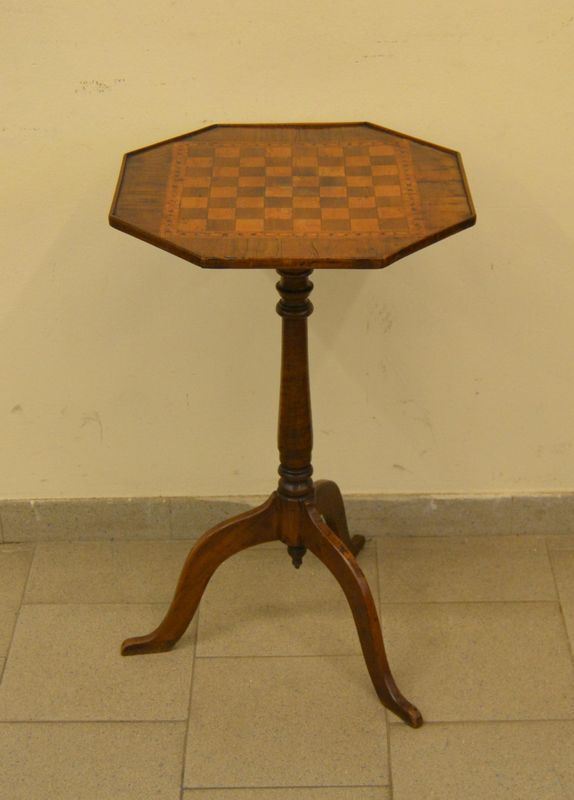  Tavolino ottagonale, Toscana, sec. XIX, in noce, piano a scacchiera, gambe tornite su tre piedi sagomati, cm 49x78                                                     