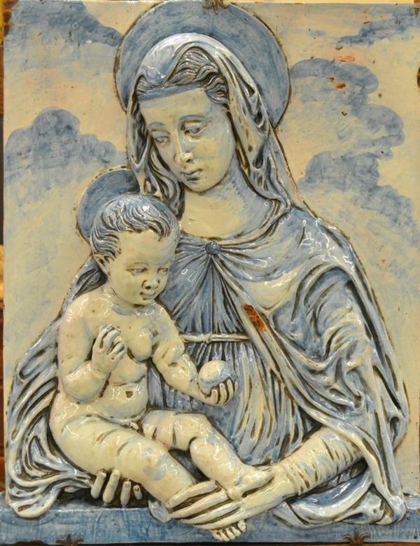  Scuola Italiana, sec. XIX, altorilievo in terracotta policroma, raffigurante MADONNA CON BAMBINO, cm 62x48, difetti                                               