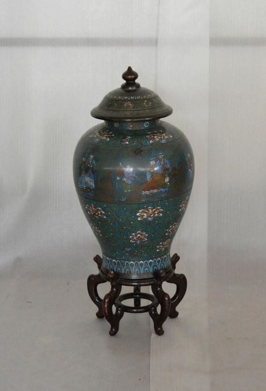  Vaso cloisonnÃ¨, Cina, sec. XIX, smaltato, decorato a FIGURE E FIORI, con coperchio, base in legno, cm 79x40, difetti e piccole mancanze 
