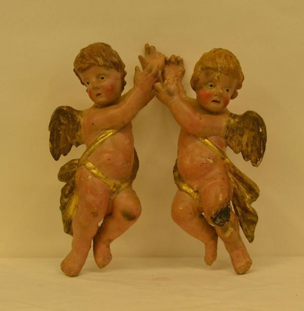  Coppia di putti, Toscana, sec. XVIII, in legno policromo, alt. cm 32, restauri e difetti ( 2 ) 