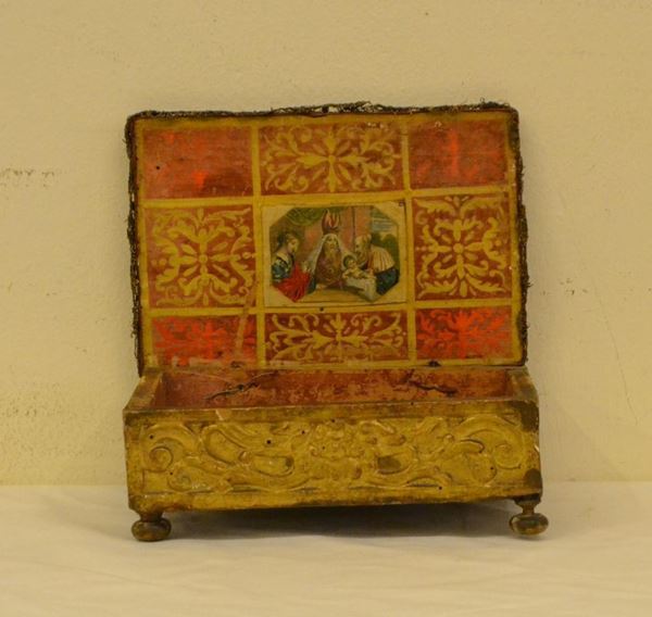  Scatola, Toscana, sec. XVIII, in legno dorato e intagliato, coperchio in stoffa, cm 26x19x10, difetti 