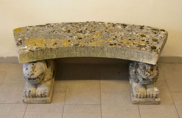  Panchina da esterno, sec. XX, in cemento con sostegni a figure di animali, piano sagomato, cm 137x56x47 