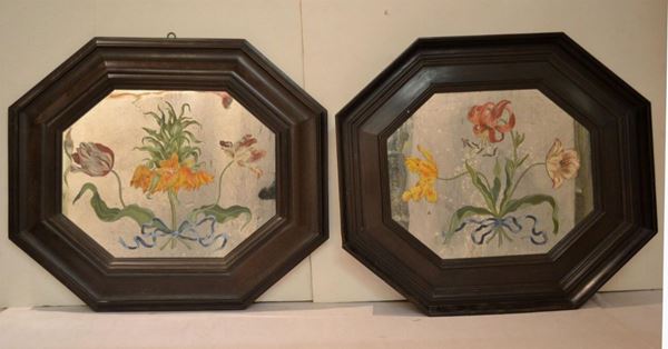  Due specchi dipinti, sec. XIX , cornice ottagonale in ebano decorati a composizione di fiori, alt. cm 49,  danni  (2)
