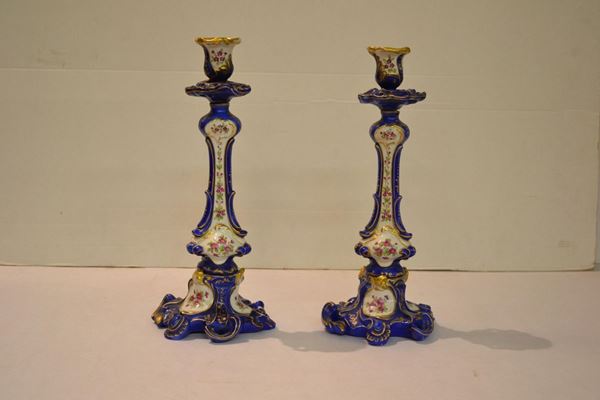  Coppia di candelieri, manifattura di Meissen, sec. XIX,  in porcellana bianco-blu, alt. cm 33 (2)
