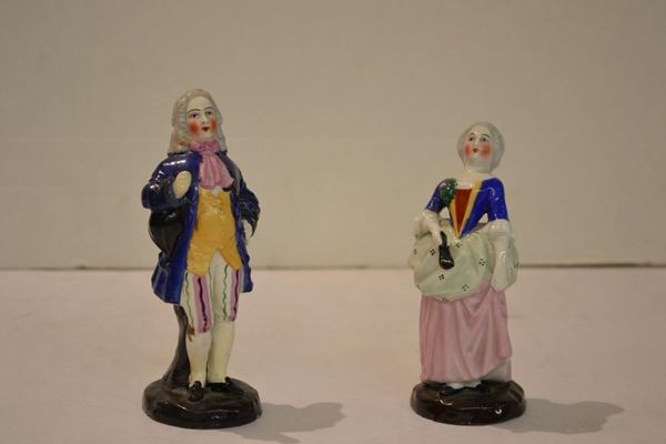  Due statuine,  in porcellana raffiguranti gentiluomo e gentildonna, alt. cm 15 e cm 14,  lievi danni 