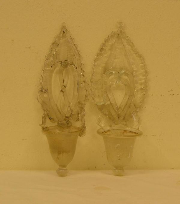  Coppia di acquasantiere, inizi sec. XVIII, in vetro decorato, alt. cm 27 ( 2 ) 
