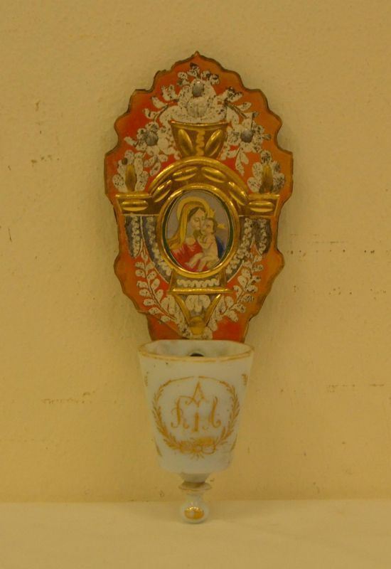  Acquasantiera, Veneto, sec. XVIII, in vetro policromo decorato con MADONNA CON BAMBINO, parti in oro, alt. cm 23 