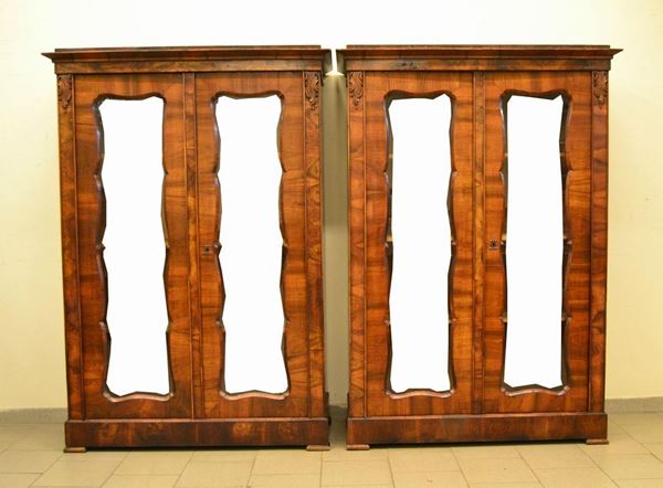 Coppia di vetrine Biedermaier, in radica di noce, a due sportelli con vetri, cm 130x54x188 ( 2 ) 