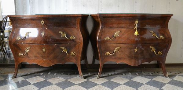 Coppia di cassettoni bombati, in stile 700, in noce, a tre cassetti, rapporti in metallo dorato, piani in vetro, cm 116x52x87 ( 2 )