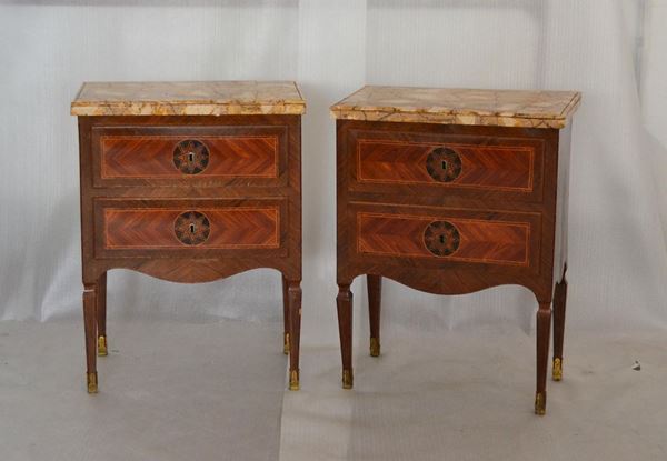  Coppia di comodini, Napoli, sec. XVIII, in noce intarsiato, due cassetti, piani in marmo, gambe troncopiramidali, cm 61x36x82 ( 2 ) 