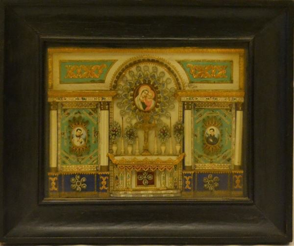  Piccolo modello di Altarino, sec. XIX, in papier rolle, entro cornice laccata nera, cm 32x38 