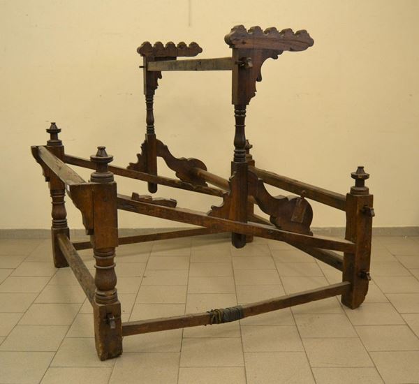  Telaio, Toscana, sec. XVIII, in noce, cm 166x163x153 