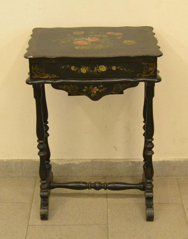 Tavolino da lavoro, Francia, sec. XIX, in legno laccato nero con fiori, piano da lazarsi, cm 45,5x32x67 