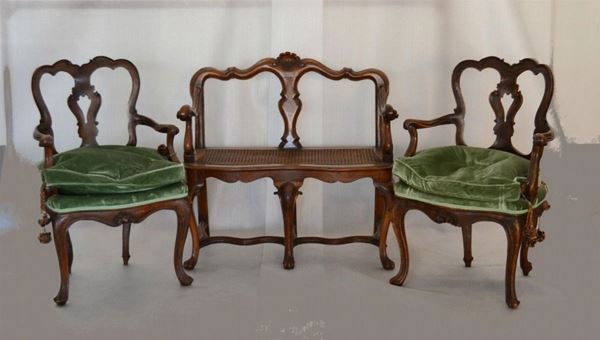  Divanetto e due poltroncine, in stile veneto del Settecento, in noce        