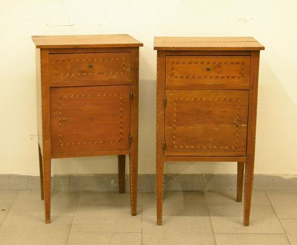  Coppia di comodini, Luigi XVI, in noce filettato, ad uno sportello ed un cassetto, cm 44x32,5x77, difetti sui piani                                     