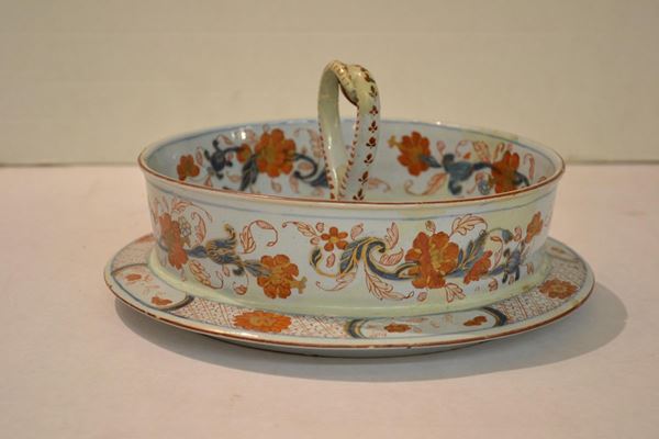  Coperchio di gelatiera, sec. XVIII,  in ceramica decorata  in oro, ruggine e blu, diam. cm 23,  restauri 