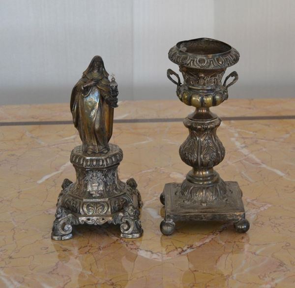  Vaso e Santa Monaca, sec. XVIII, in rame argentato e lavorato, alt. cm 25 e cm 24 ( 2 ) 