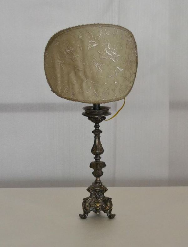  Candeliere, sec. XVIII, in bronzo argentato, fusto a balaustro decorato a   