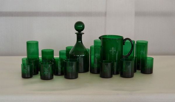  Servito di bicchieri, Empoli, sec. XX, composto da: sei bicchieri da acqua, sei bicchieri da vino, sei bicchieri da liquore, sei bicchieri da whisky, una bottiglia e una caraffa con inciso un giglio ( 26 ) 