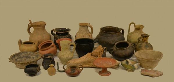  Piccola collezione  composta da venticinque reperti archeologici di ceramica villanoviana, daunia, presigillata, medievale e oggetti a vernice nera, databili tra VIII sec. a.C e VII sec. d.C.,  perlopiÃ¹ integri con piccoli danni   (25) 