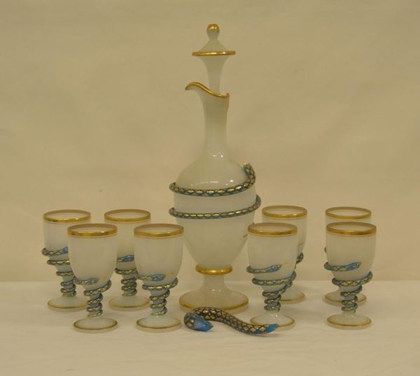  Servito, sec. XX, in vetro opaco, composto da bottiglia e otto bicchieri, con serpenti a rilievo, bottiglia con rotture ( 9 ) 