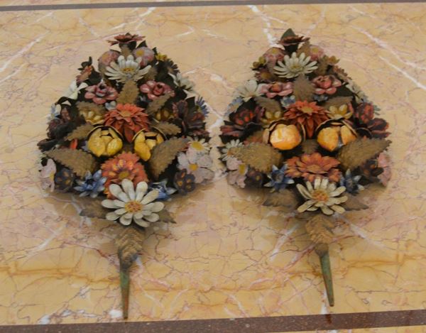  Coppia di palmette napoletane, sec. XIX, in ferro battuto modellate a fiori 