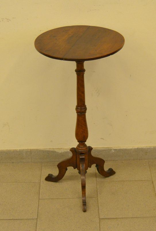  Tavolino tondo, Toscana, sec. XIX, in noce, gamba centrale tornita su tre piedi sagomati, cm 41x81 