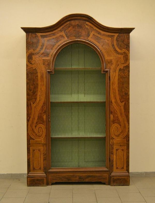  Libreria, Francia, sec. XIX, in radica di noce filettato, ad uno sportello con grata di ferro, internamente tre ripiani, cm 160x40x240, difetti 