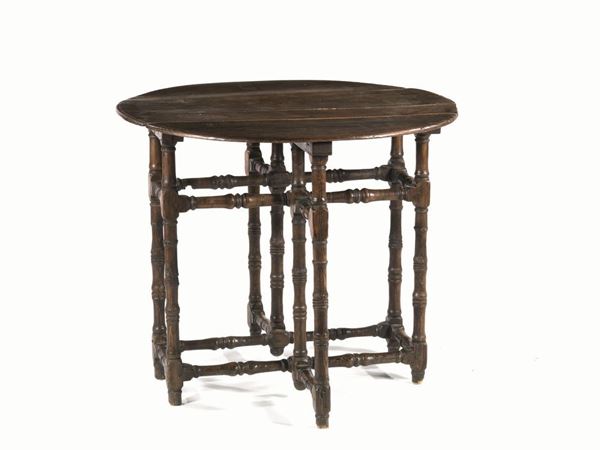  Tavolo a bandelle, Inghilterra, sec. XVIII,  in quecia  e legno dolce, piano circolare, gambe tornite a rocchetto, su piede a cipolla, diam. cm 87, alt. cm 74,  piccoli danni e restauri 