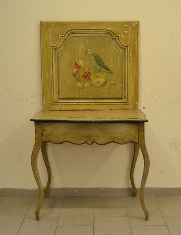  Consolle, Francia, sec. XVIII, in legno laccato, fronte e gambe mosse, sovrastante sportello decorato con FRUTTA E PAPPAGALLO, cm 92,5x56x169, difetti 
