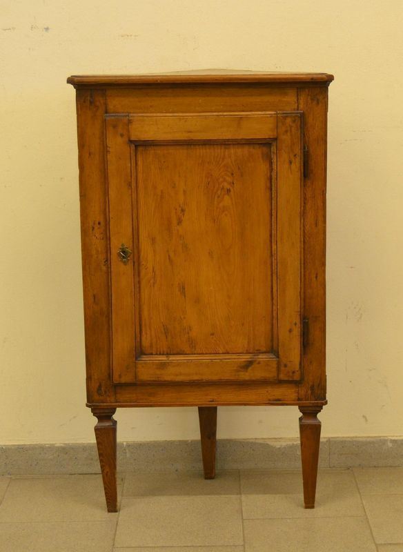  Angoliera, Toscana, sec. XIX, in gattice, ad uno sportello sformellato, gambe troncopiramidali, cm 61x31x105 