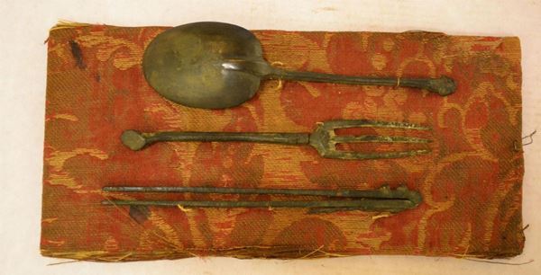  Cucchiaio, forchetta e compasso,  in bronzo, lung. cm 15, e cm 14,5,  il compasso e la forchetta sono rotte in due parti  (3)