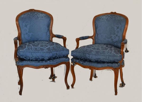  Coppia di poltroncine, in stile Settecento, in noce intagliato a patina     