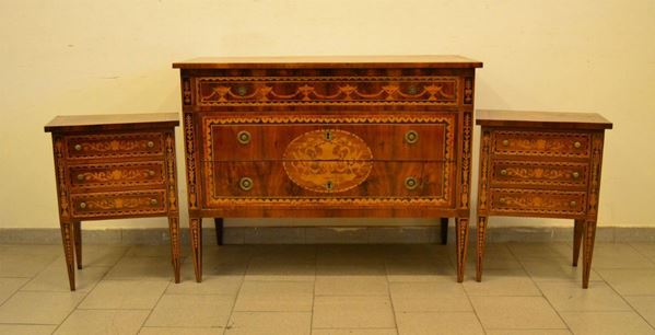   Cassettone e coppia di comodini in stile Luigi XVI, in noce filettato e intarsiato a motivi vegetali, gambe troncopiramidali, cassettone cm 118x55x90 e comodini cm 50x32x67 ( 3 ) 