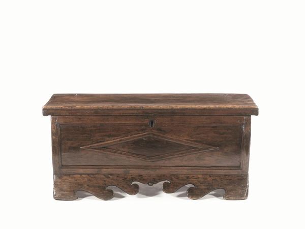  Piccola cassapanca, Italia centrale, sec. XVII,  in gattice patinato a noce, piano da alzarsi, fronte bombato, decorato da losanghe applicate, base sagomata a volute, cm 120x52x56