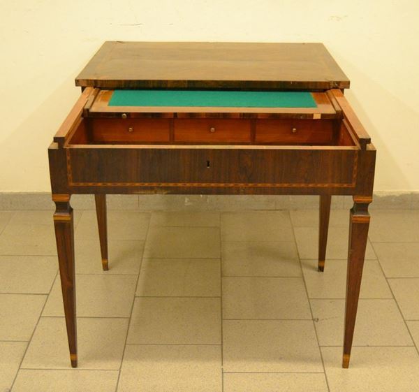  Tavolino da gioco, Luigi XVI, in radica, piano allungabile con panno verde, internamente tre cassettini, cm 88x71x74, difetti                                             