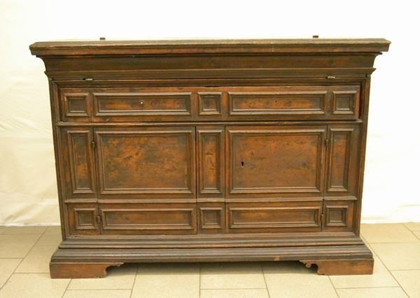 Credenza, Toscana, in stile 600, in noce, piano da alzarsi con internamente tre cassettini, frontale ad un cassetto e due sportelli, piedi a mensola, cm 151x55x109, ricostruita con materiale antico, difett