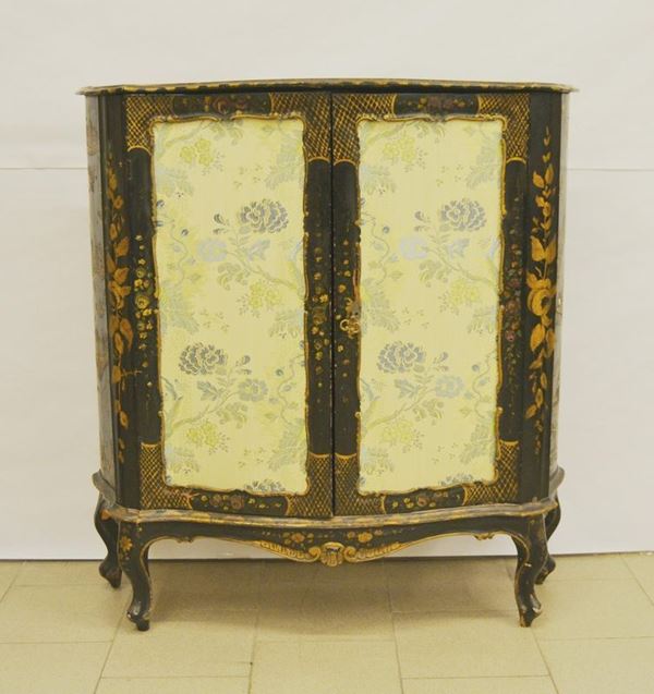 Credenzino, Veneto, sec. XX, in legno laccato nero con decori a cineserie, due sportelli decorati a pannelli di seta, piedi mossi, cm 109x35x116, da restaurare                                                      