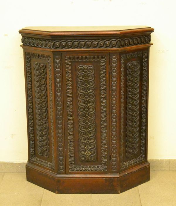  Credenzino, Italia centrale, in stile 600, in noce scantonato, ad uno sportello, frontale intagliato, cm 81x32x100,5, ricostruito con materiale antico 