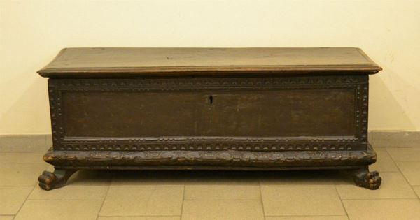  Cassapanca, Toscana, fine sec. XVII, in noce intagliato, piano da alzarsi, piedi felini, cm 136x50x48                                                