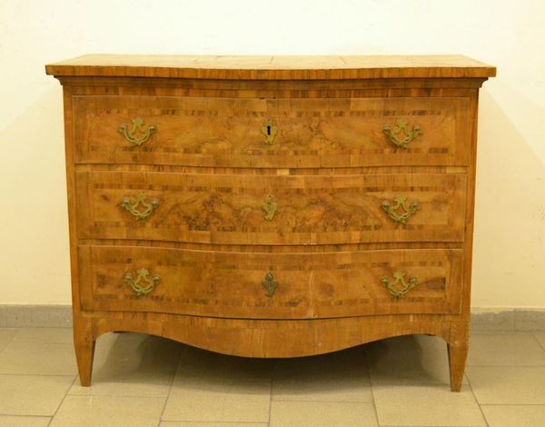 Cassettone, Veneto, sec. XVIII, in radica di olivo filettato, a tre cassetti, fronte mosso, cm 123x65,5x96, mancanze                                        