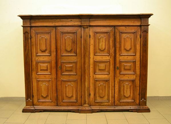 Credenza, stile 700, in noce, a quattro sportelli sformellati, cm 214x50x159, ricostruita con materiale antic