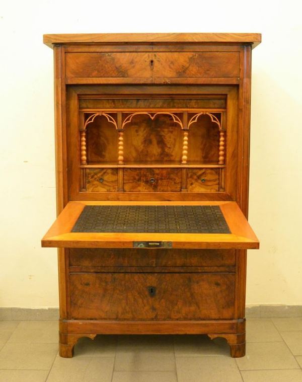  Secretaire, Toscana, sec. XIX, in radica di noce, a tre cassetti, sportello a ribalta con internamente quattro cassettini e vani a giorno, piano in marmo di epoca posteriore, cm 101x54,5x157 