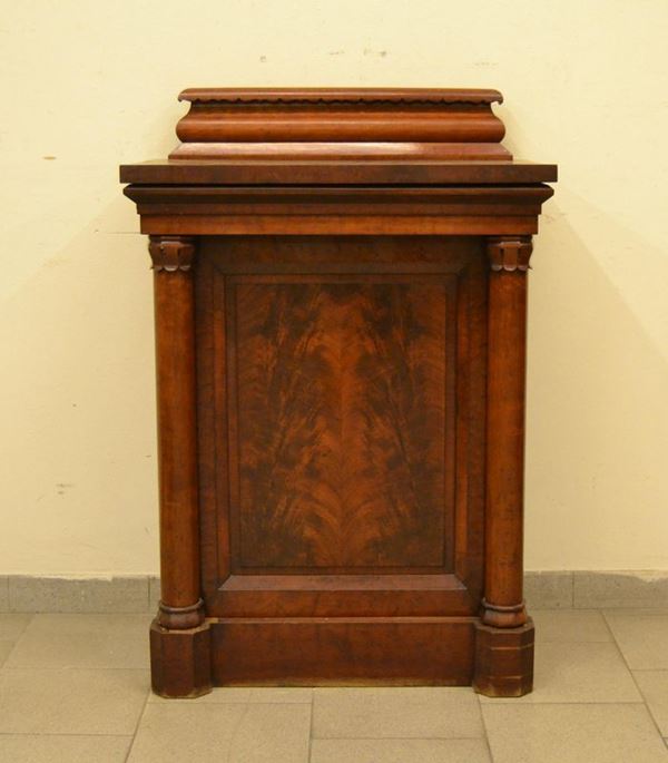  Credenzino, Biedermeier, in radica di noce, ad uno sportello, due colonne laterali, cm 74x45x108,5, difetti                                                  